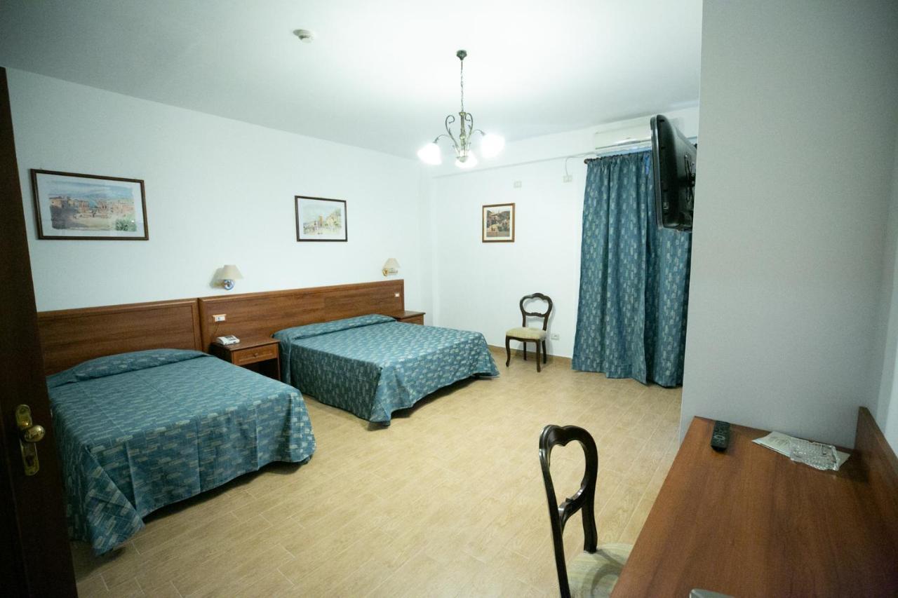 Hotel La Riva Giardini Naxos Bagian luar foto