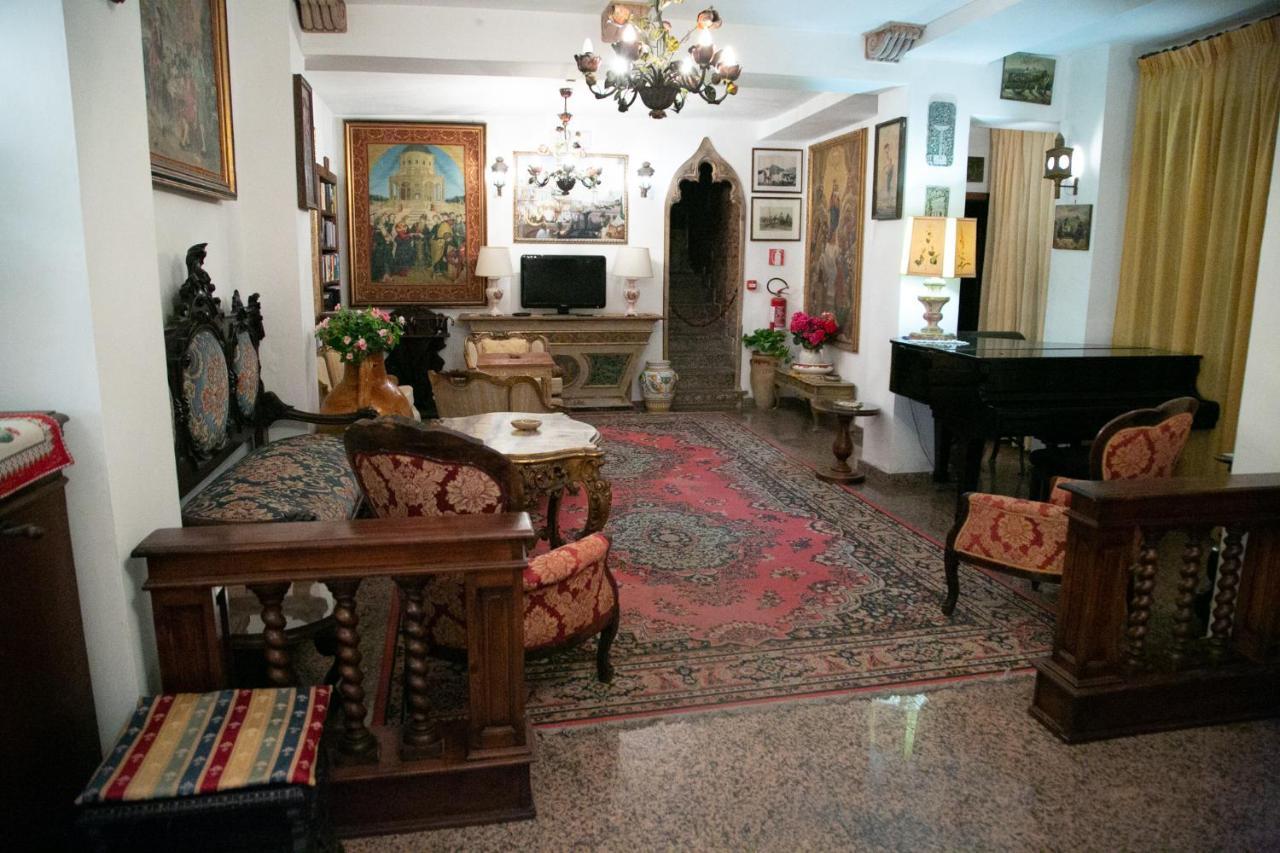 Hotel La Riva Giardini Naxos Bagian luar foto