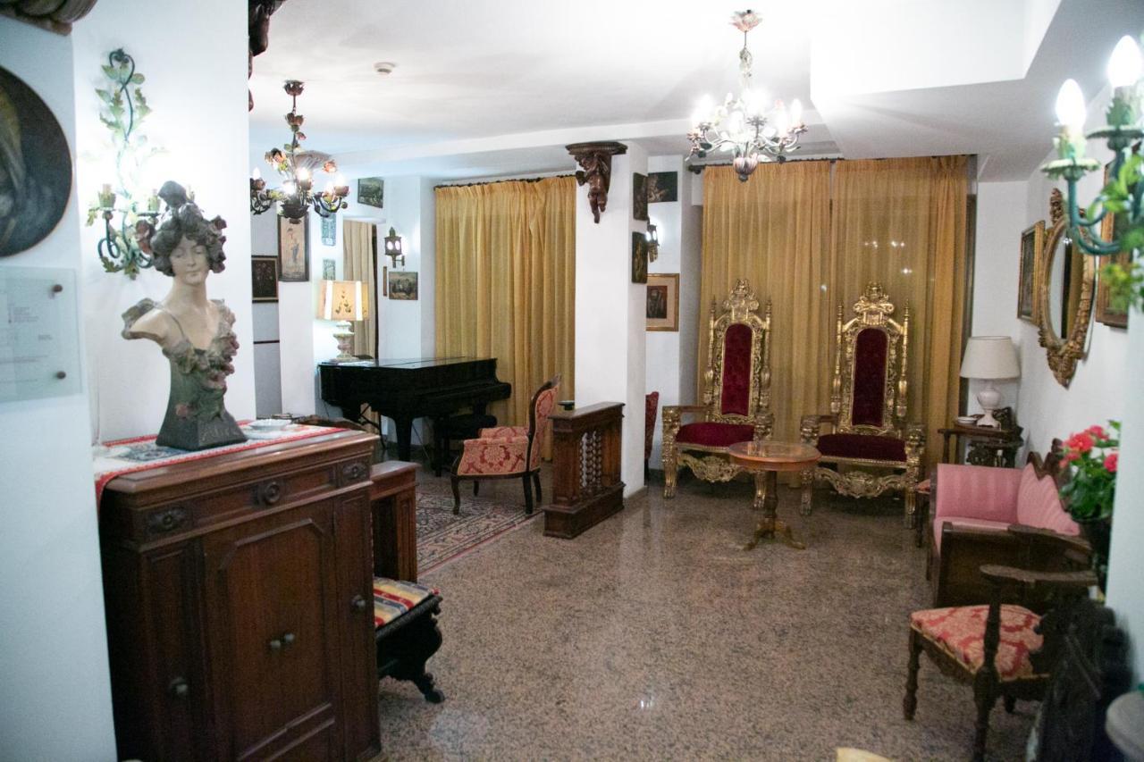 Hotel La Riva Giardini Naxos Bagian luar foto