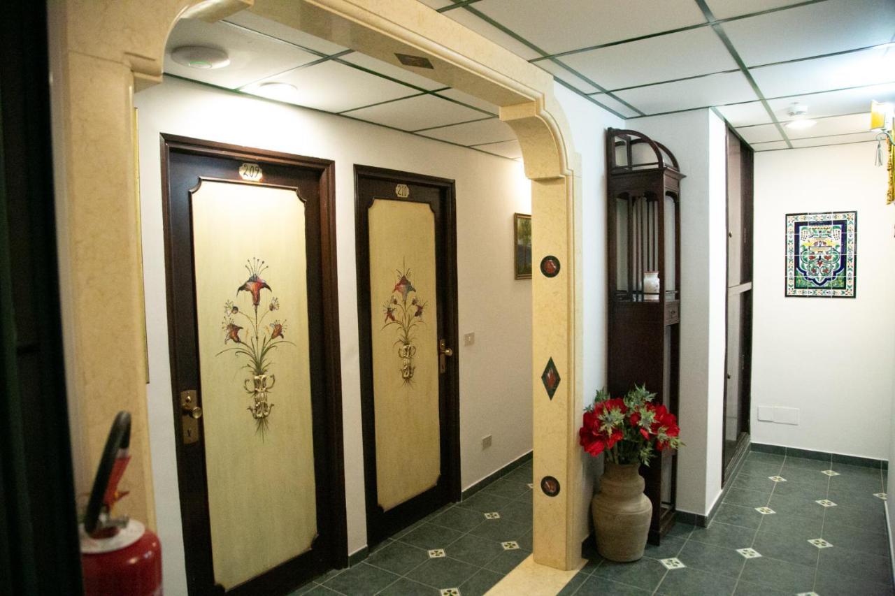 Hotel La Riva Giardini Naxos Bagian luar foto
