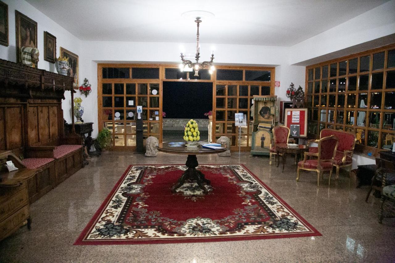 Hotel La Riva Giardini Naxos Bagian luar foto