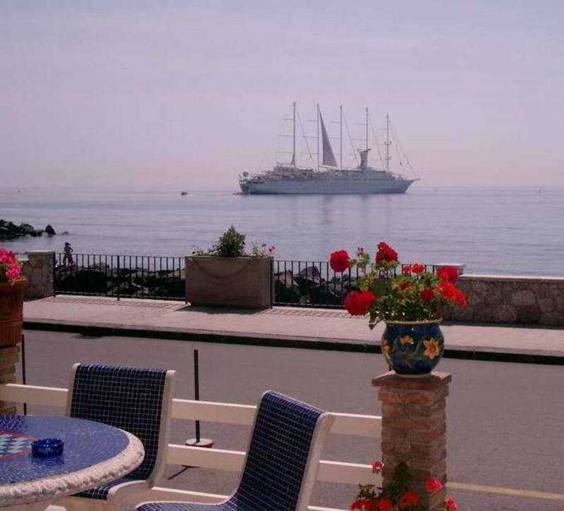 Hotel La Riva Giardini Naxos Bagian luar foto