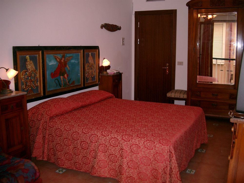 Hotel La Riva Giardini Naxos Bagian luar foto