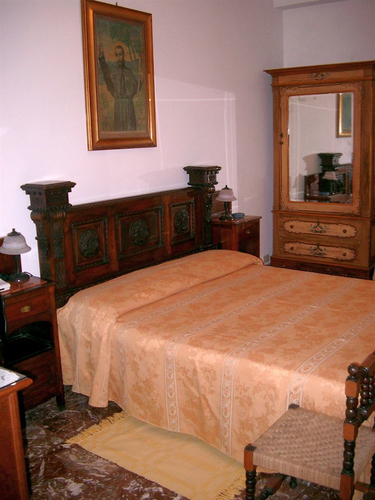 Hotel La Riva Giardini Naxos Bagian luar foto
