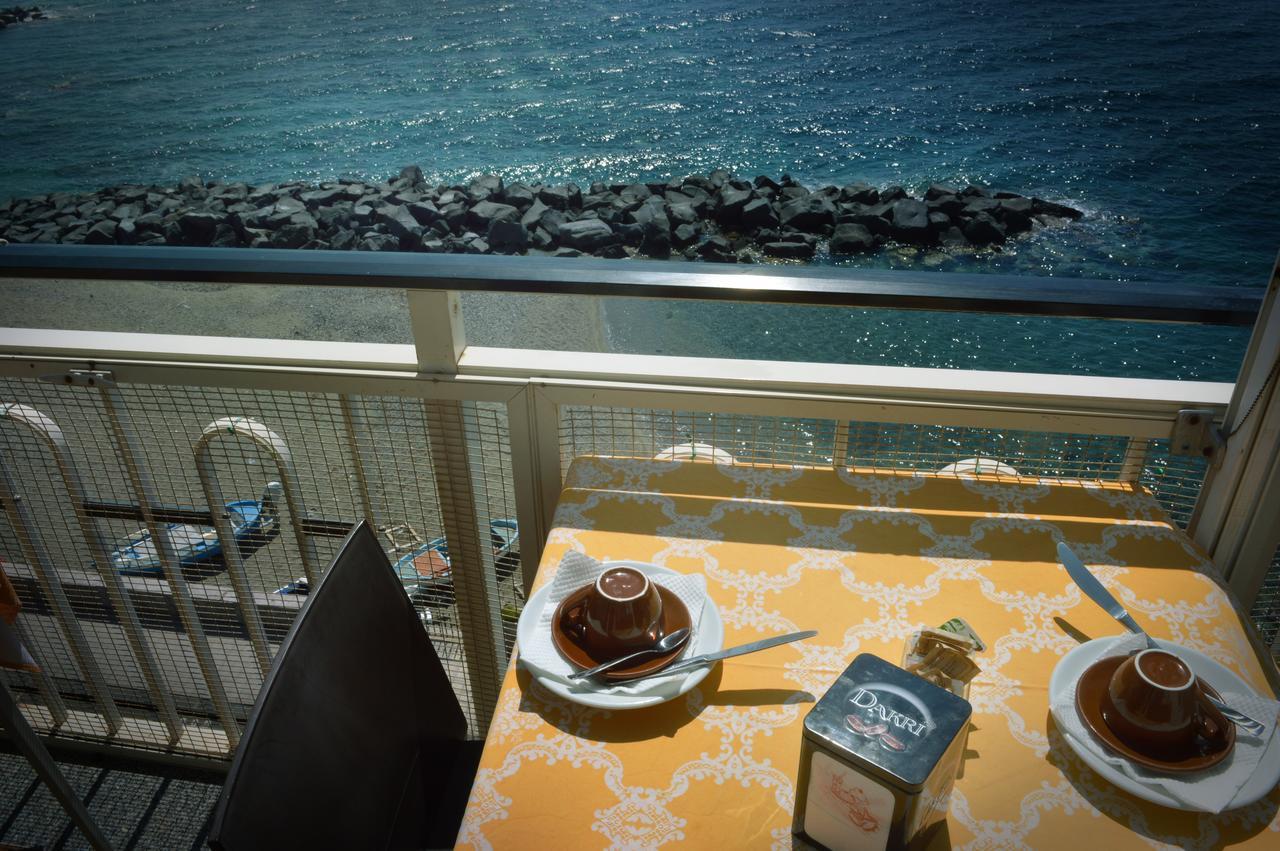 Hotel La Riva Giardini Naxos Bagian luar foto