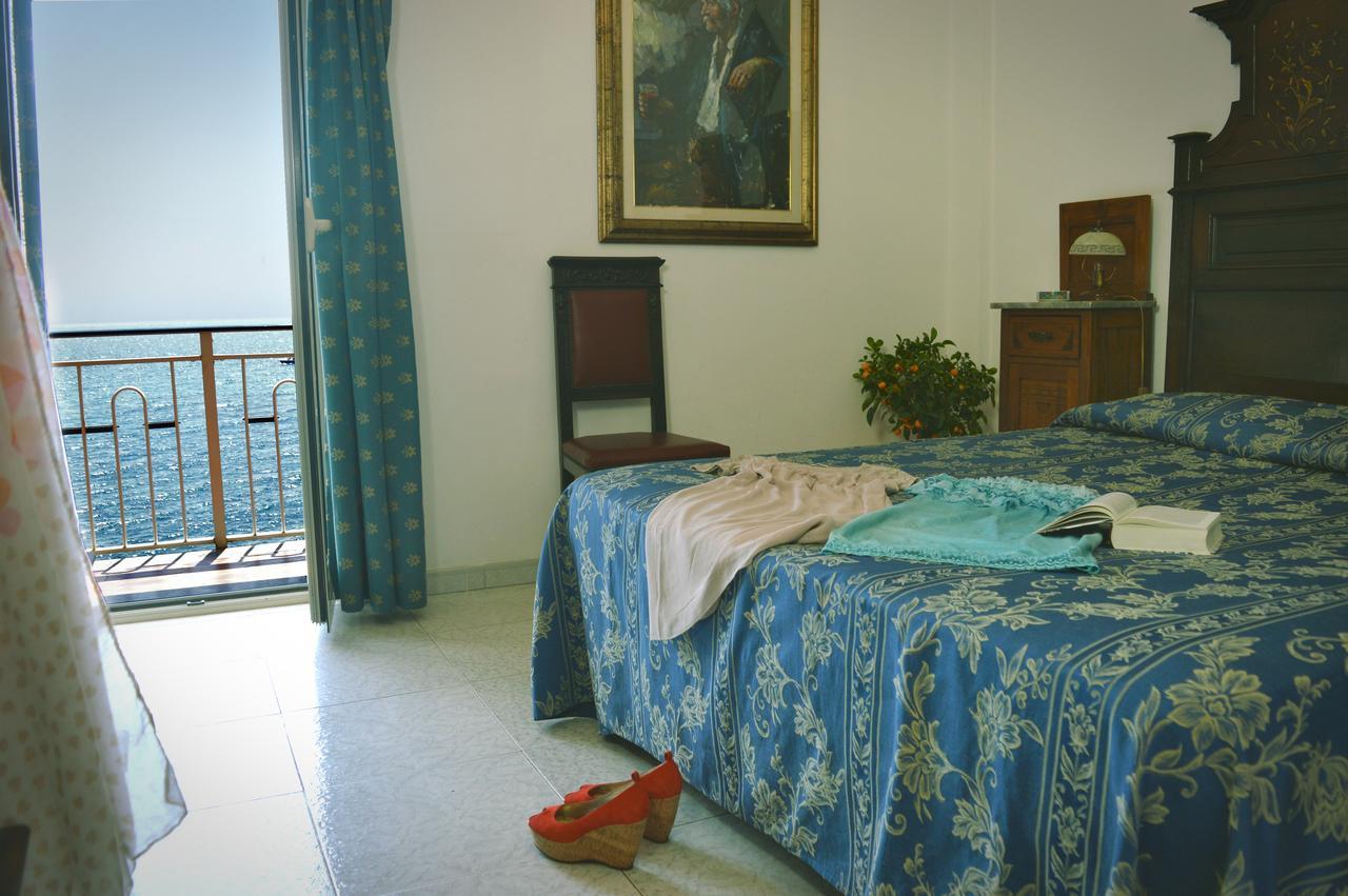 Hotel La Riva Giardini Naxos Bagian luar foto