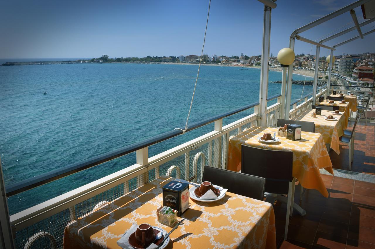 Hotel La Riva Giardini Naxos Bagian luar foto