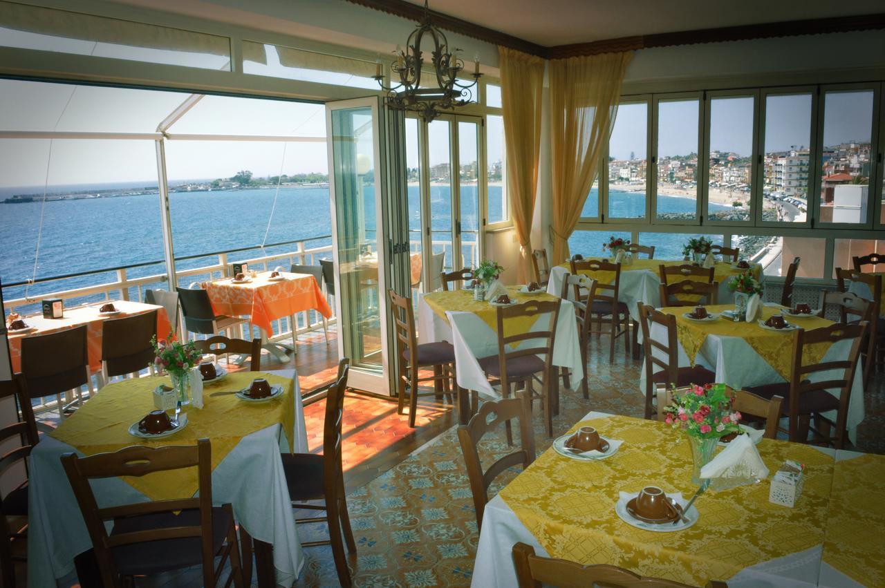 Hotel La Riva Giardini Naxos Bagian luar foto