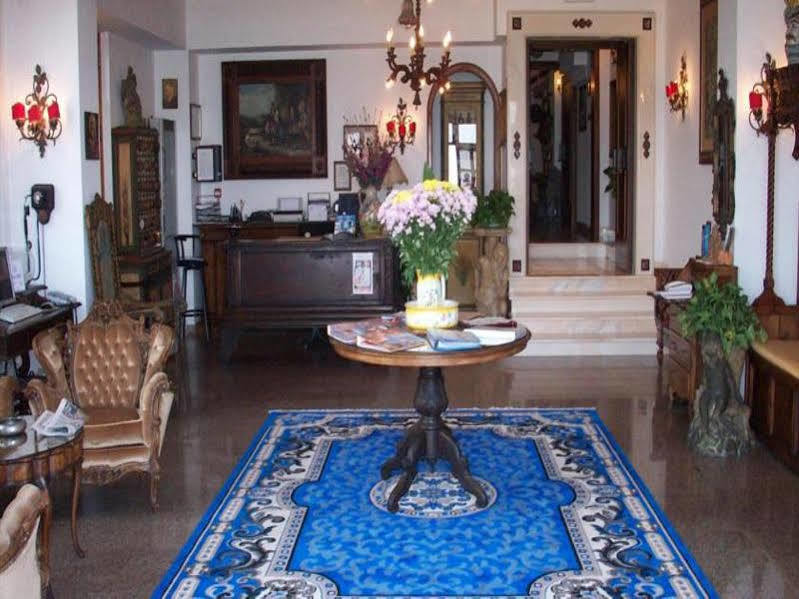 Hotel La Riva Giardini Naxos Bagian luar foto
