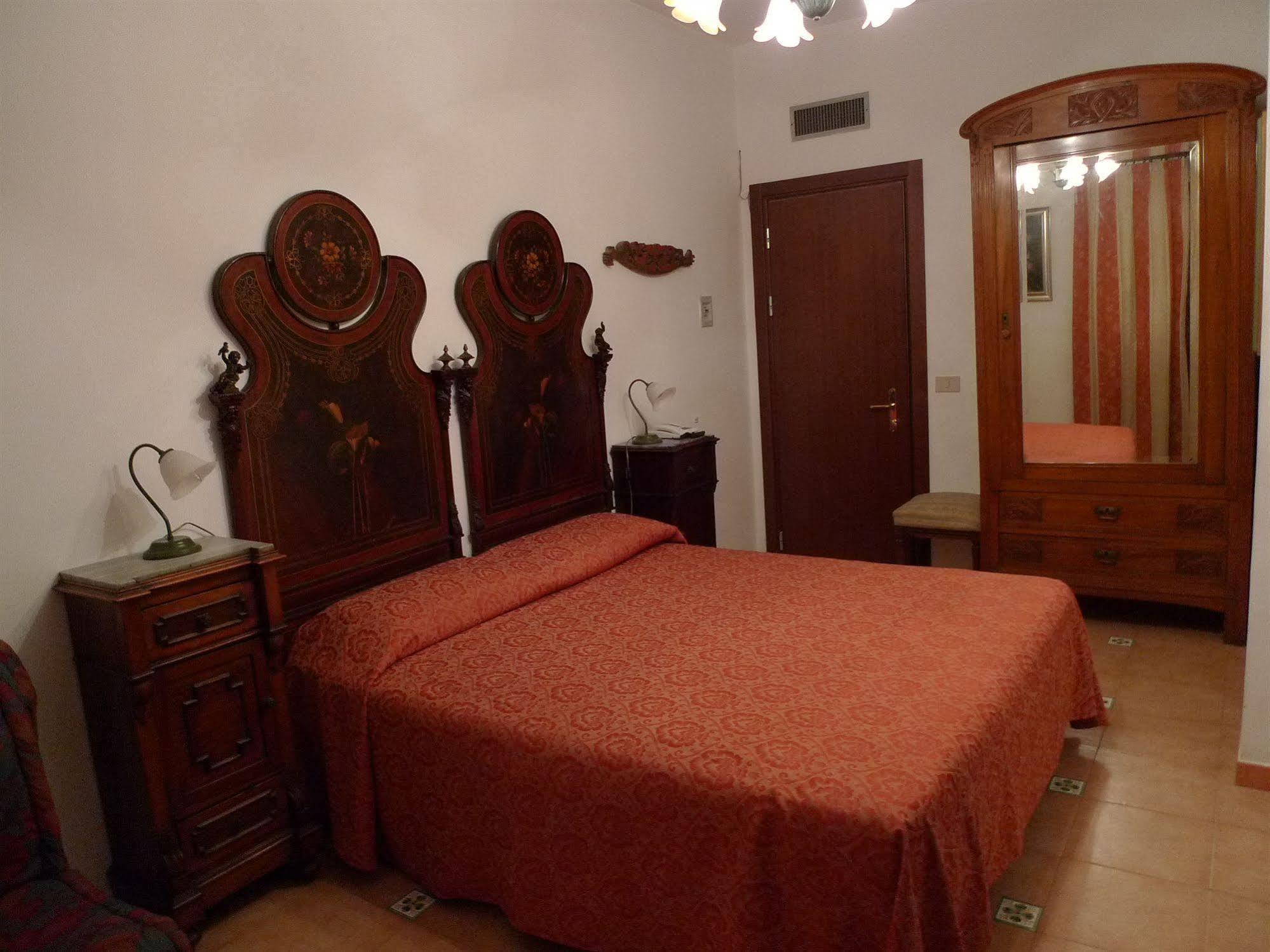 Hotel La Riva Giardini Naxos Bagian luar foto