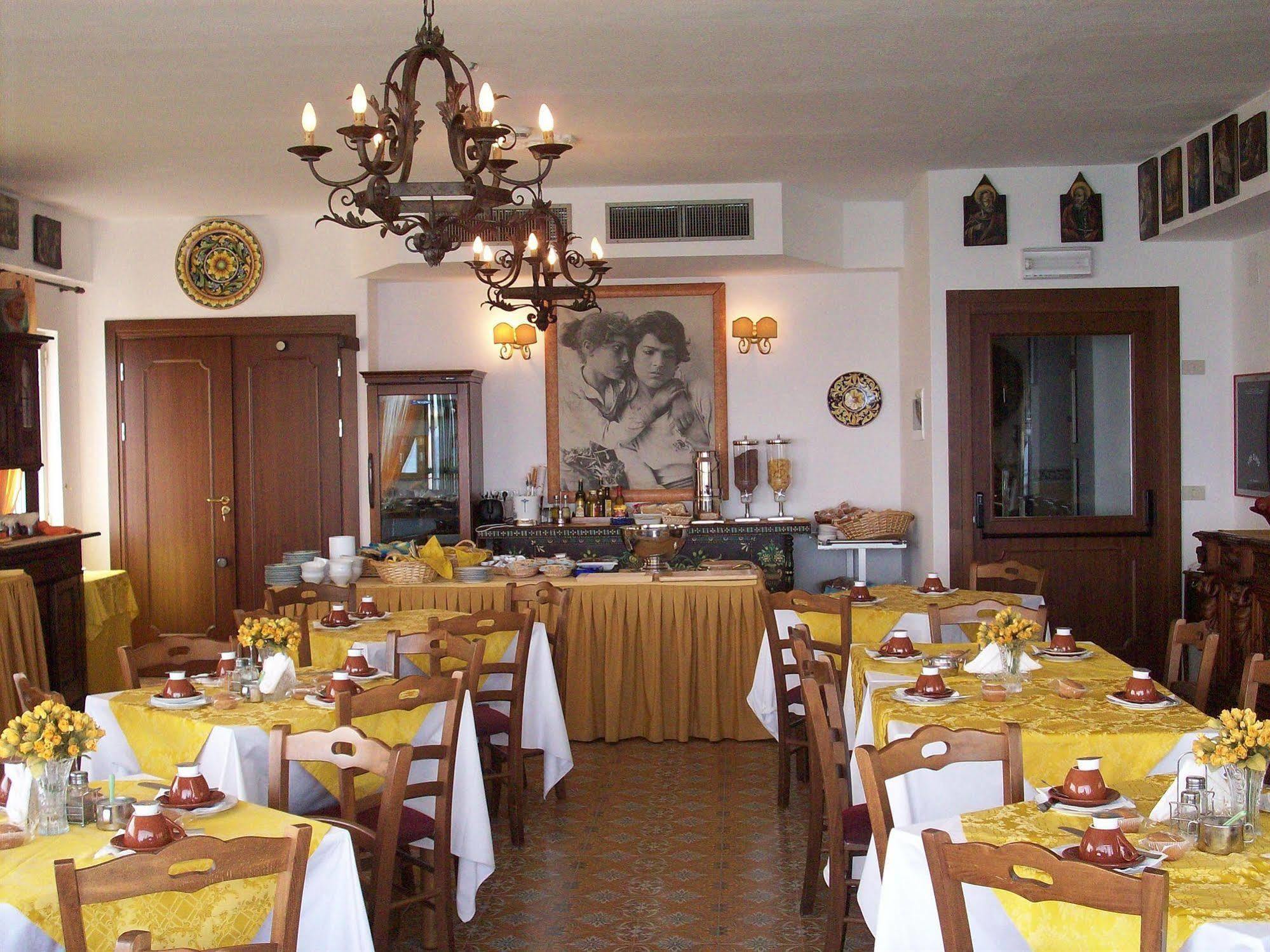 Hotel La Riva Giardini Naxos Bagian luar foto