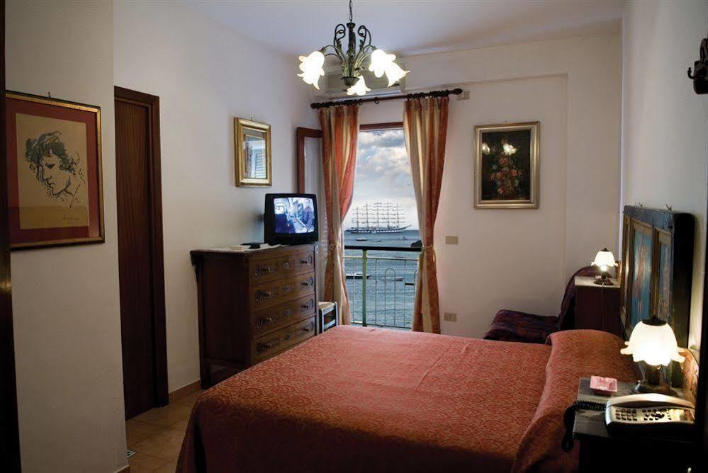 Hotel La Riva Giardini Naxos Bagian luar foto