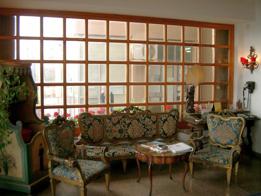 Hotel La Riva Giardini Naxos Bagian luar foto