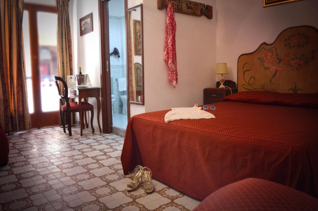 Hotel La Riva Giardini Naxos Bagian luar foto