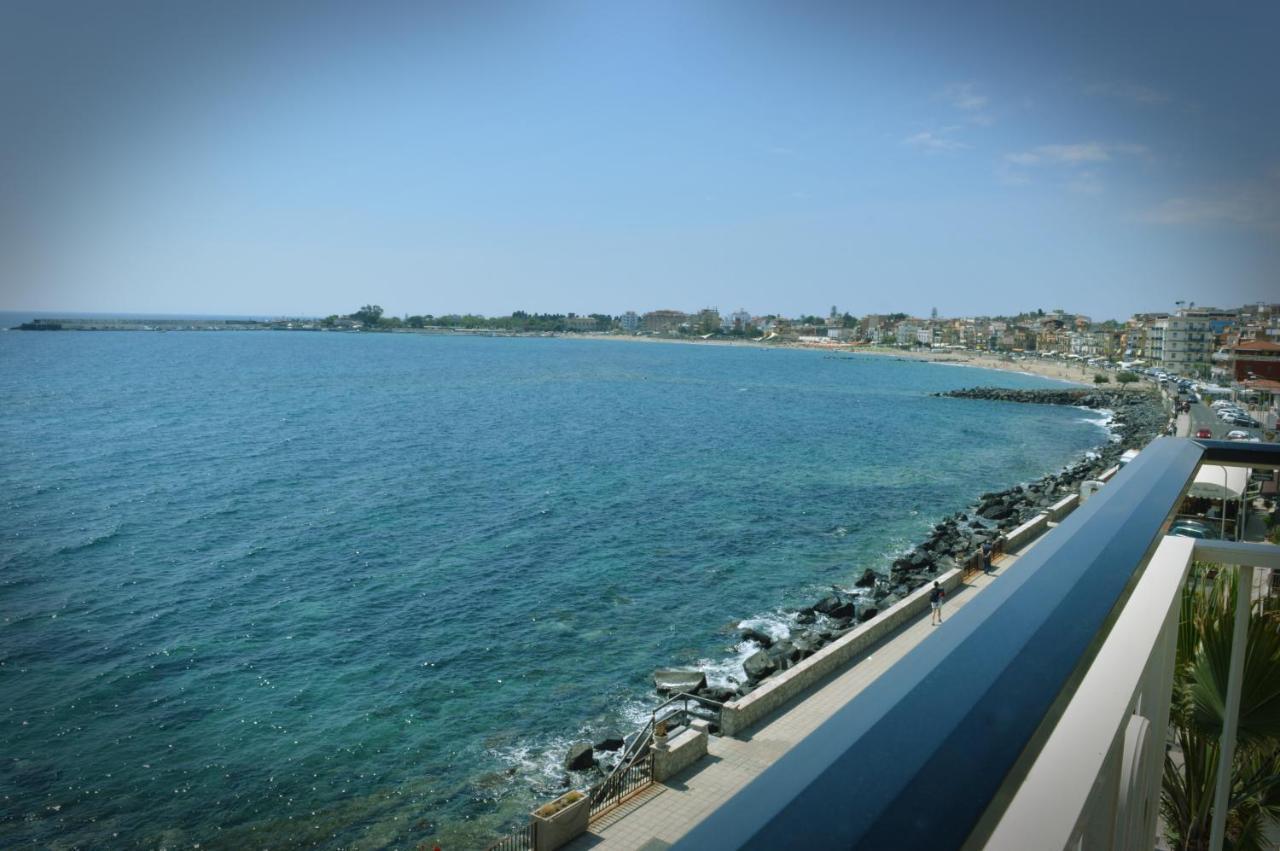Hotel La Riva Giardini Naxos Bagian luar foto