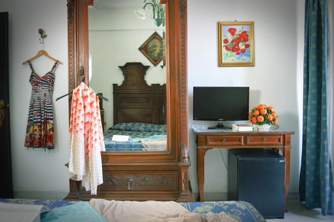 Hotel La Riva Giardini Naxos Bagian luar foto