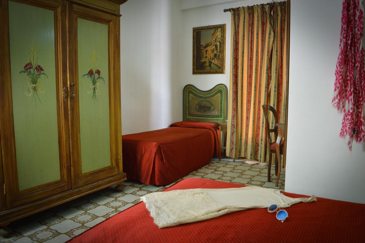 Hotel La Riva Giardini Naxos Bagian luar foto